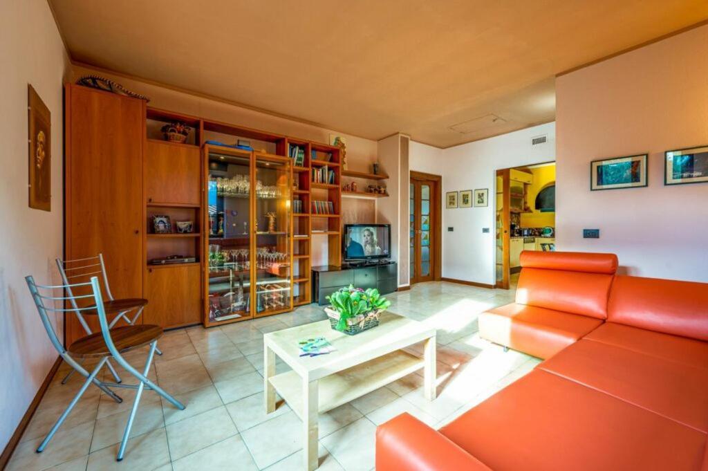 Villa Iris -Pet Friendly Stay - Garden - Private Parking- Bike Friendly Holiday House Colico Eksteriør billede
