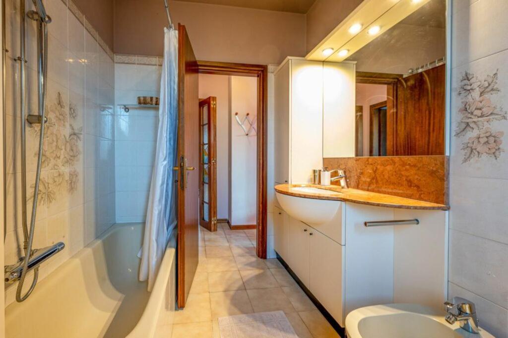 Villa Iris -Pet Friendly Stay - Garden - Private Parking- Bike Friendly Holiday House Colico Eksteriør billede