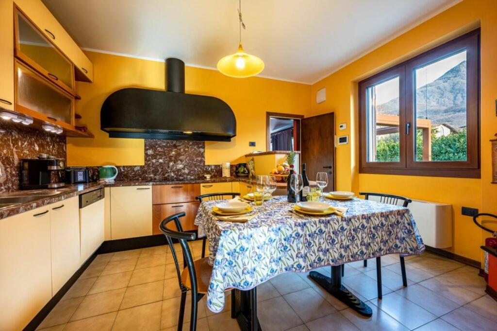Villa Iris -Pet Friendly Stay - Garden - Private Parking- Bike Friendly Holiday House Colico Eksteriør billede